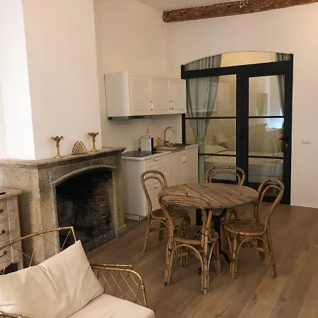 Maison D' Orange - Ponche Apartment